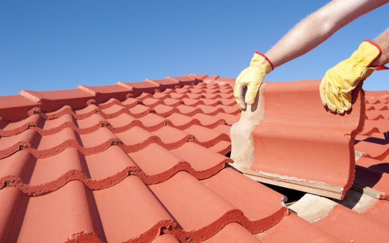 Omläggning av betongpannor på fritidshus i Jörlanda, Stenungsunds kommun