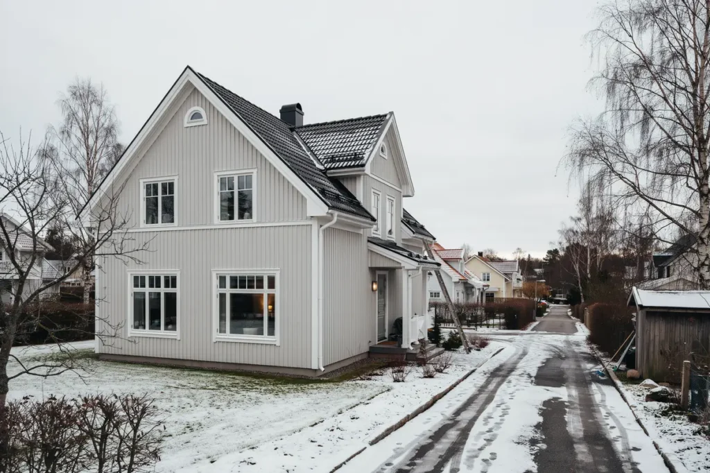 sn skottning av tak p bostadshus i stora h ga stenungsund