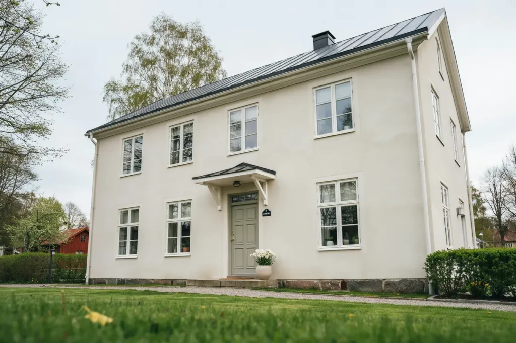 fasadrenovering och putsning av villa i dsm l stenungsund