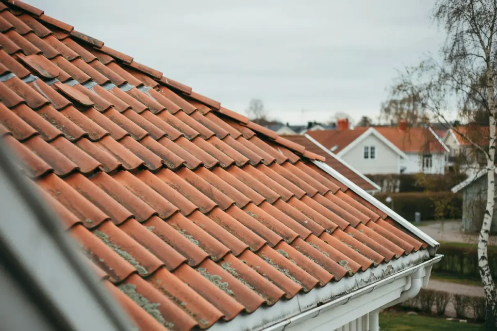 s uppt cker du om takpannorna har b rjat sl ppa enkla kontroller f r villa gare
