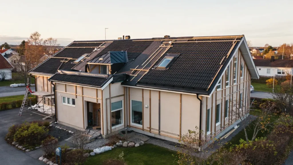 m lning av takpannor och pl ttak p brf i ucklum stenungsund